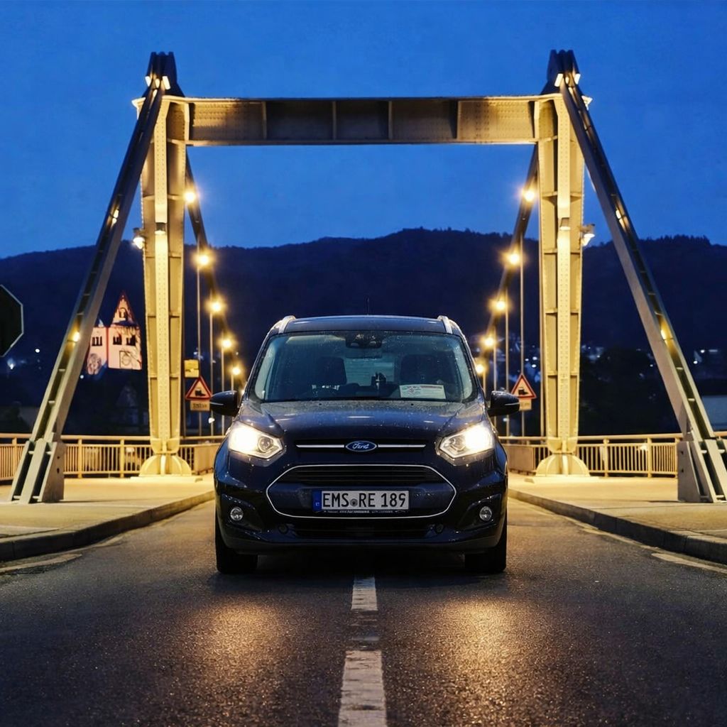 Fahrzeug von Personenbeförderung Rempel auf der Lahnbrücke in Nassau